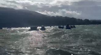 Mariscadores de Noia en la playa de Testal trabajando en pleno temporal