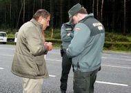 La Guardia Civil dialog� en varias ocasiones con el alcalde el pasado martes en A Ga�idoira. 