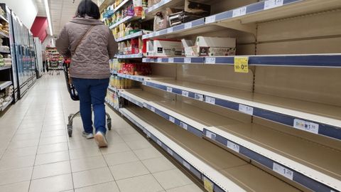 Estanteras vacas en un supermercado de Santiago 