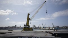 Una de las gr�as de Terminales Mar�timos de Galicia en el puerto de A Coru�a.