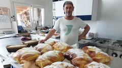 <span lang= gl >Ram�n, coas trenzas, o doce m�is caracter�stico da panadar�a, que acaban de sa�r do forno</span>