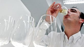 Imagen de archivo de una cata de vinos de la Denominaci&oacute;n de Origen R&iacute;as Baixas