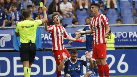 Tarjeta amarilla para Alexandru Pascanu, jugador del Sporting, durante el derbi asturiano