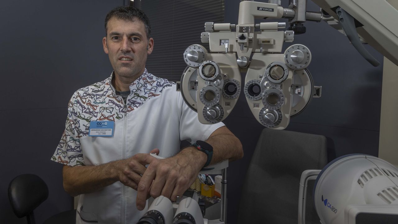Bernardino Uhía, óptico optometrista: «El trabajo en la clínica creció mucho gracias a la confianza de la gente»