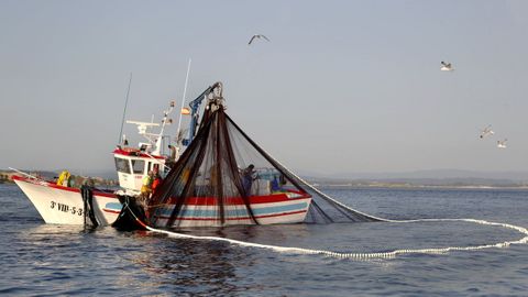 Un pesquero gallego capturando sardina con el arte del xeito, similar al cerco (foto de archivo)