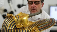 El conservador alem�n Christian Eckmann trabaja en la restauraci�n de la m�scara de oro del rey Tutankam�n en el Museo Egipcio de El Cairo.