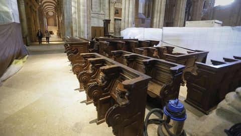 Los bancos del coro, que se haban retirado y guardado, vuelven a estar en el templo, aunque no se colocarn en su lugar hasta terminar las obras