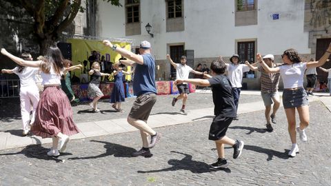 Público bailando durante la actuación de Mediarea en Mazarelos