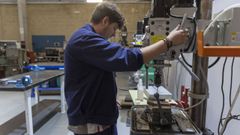 Un alumno del Polit�cnico de Santiago, este curso, durante una pr�ctica en el taller