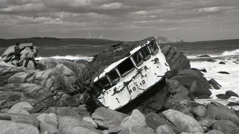 NAUFRAGIO DE �LA XANA� | 8 de octubre | El casco del nav�o apareci� hecho pedazos en los bajos del Moador, en la Punta da Barca, ante la estupefacci�n de vecinos y curiosos. Tres marineros lograron salvar la vida al ser arrastrados por un golpe de mar contra las rocas, aunque poco pudieron hacer por sus compa�eros.