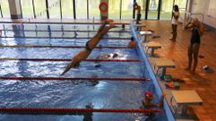 Usuarios en la piscina de Caranza, en foto de archivo.