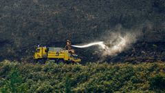 Un camin de Bomberos en labores de extincin del incendio en el Alto del Acebo