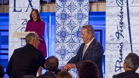 Afectuoso saludo del presidente y editor de La Voz de Galicia, Santiago Rey Fernndez-Latorre al premiado 