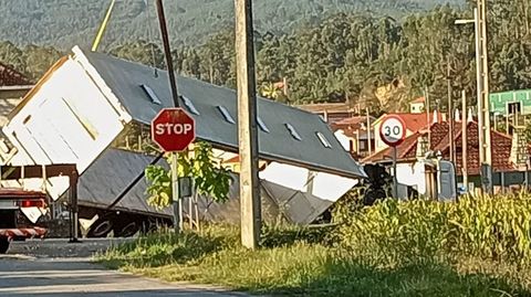 El triler que volc esta madrugada en Barro.