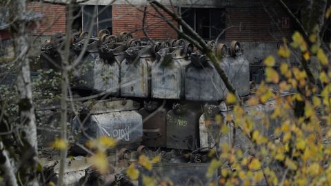 Vista de las vagonetas de la mina de Cangas de Narcea, este s�bado tras el fallecimiento ayer de dos trabajadores en una mina que ten�a unas condiciones de seguridad  muy elevadas  y hab�a pasado la �ltima inspecci�n este mismo jueves, precisamente en la misma zona en la que se produjo el hundimiento