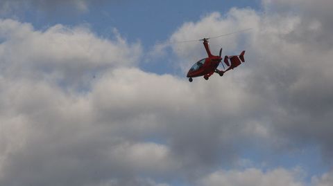El autogiro de Silvino Rodrguez, ayer poco despus de despegar de Monforte hacia Vigo