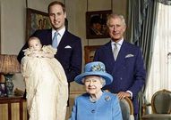 Los pr�ncipes Guillermo, Jorge y Carlos, con la reina Isabel.