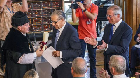 Juan Velarde recibe de manos del rector de la UIMP, Cesar Nombela el XXXI Premio Internacional Men�ndez Pelayo en Santander