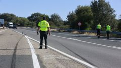 Operativo de la Guardia Civil tras un accidente en la N-540, en una foto de archivo