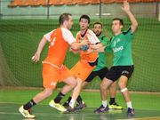 Los carballeses Cuco y Brais intentan frenar un ataque del Poio. 