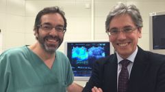 Enrique Dom�nguez (derecha), jefe del servicio de Digestivo del �rea sanitara de Santiago; con Julio Iglesias, responsable de la unidad de endoscopias, que este a�o aspira a conseguir la acreditaci�n de calidad