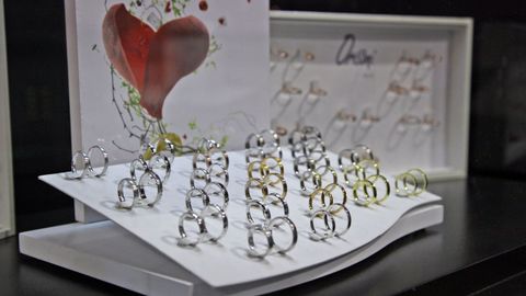 Exposición de anillos nupciales en una feria sobre bodas