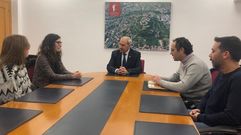 La nueva presidenta del CCU, a la izquierda, departe con el alcalde, en el centro