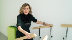 Entre los ejercicios de Maritxu está el de caminar en una pasarela en la clínica