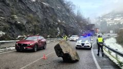 Roca desprendida en la�carretera AS-112, entre Ujo y el Puerto de San Isidro