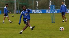 Uche Agbo chuta durante un entrenamiento en Abegondo