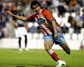 Sandaza trata de rematar a porter�a en el partido de Copa del Rey contra el Mirand�s.