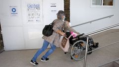 Acceso a la zona de vacunaci�n contra el covid-19 para mayores de 80 a�os en el centro de salud Virxe Peregrina de Pontevedra