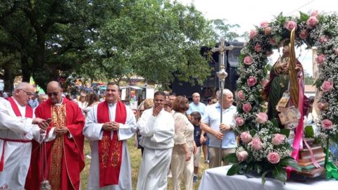 Carlos Javier Fl�rez, tercero por la izquierda, en un acto religioso.