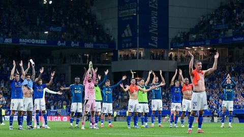 Los jugadores del Real Oviedo celebran el triunfo ante la Real Sociedad