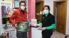 Jorge, edil de Promoci�n Econ�mica de Mazaricos, y Montse, de la peluqueria Ghedellas de  Pino de Val