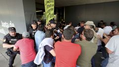 Ganaderos asaltan la Delegacin de la Junta en Salamanca con cargas policiales y altercados