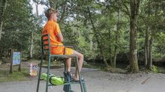 Jorge Iglesias, vixiando o ba�o na praia fluvial da Calzada, en Ponte Caldelas