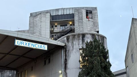 Temporal Ingrid. Un operario analiza el estado de una ventana en el hospital Montecelo 