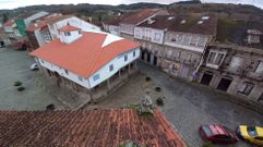 La Casa da Cultura con su nuevo tejado, fotografiada desde la iglesia de Santa Mari�a
