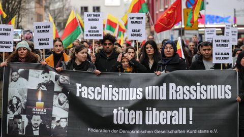  Unas 3.000 personas salieron ayer a las calles de Hanau en una marcha contra el racismo tras la matanza a manos del ultra Tobias Rathjen