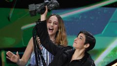 La actriz Alba Flores tras recibir el Goya a mejor canci�n original por �Flores para Antonio�.