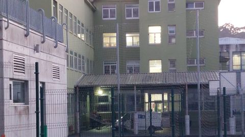 Los servicios f�nebres en el IES Agra do Orz�n tras fallecer este lunes un trabajador que cay� desde el tejado