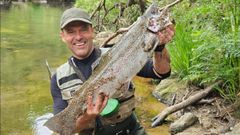 Miguel Pardo muestra el ejemplar capturado en Baio.