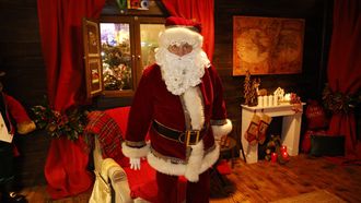 Papá Noel recibe a todos los niños en la caseta de Policarpo Sanz, donde se entregan números para evitar hacer colas bajo la lluvia