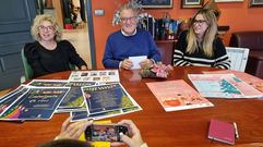 Margarida Pizcueta, concejala de Cultura; Alfredo Garc�a, alcalde; y Alba Rodr�guez, edila de Comercio; en la presentaci�n de la programaci�n navide�a de O Barco.