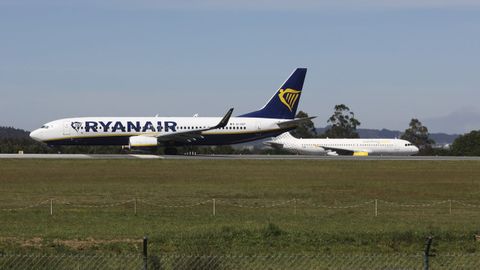 Una aeronave de Ryanair pasa ante otra de Vueling en la pista de Lavacolla, en foto de archivo
