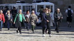 Turistas en el Obradoiro, aprovechando la buena ma�ana que ayer disfrut� la ciudad