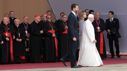 Benedicto XVI fue recibido en Lavacolla por los Prncipes de Asturias, Felipe y Letizia.