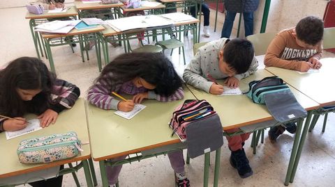 Alumnado de Vimianzo elabora mensajes para la campa�a del 25N