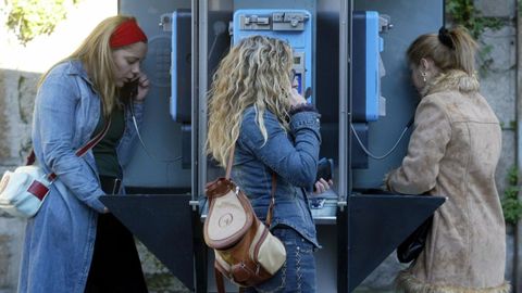 Imagen de archivo de tres mujeres llamando por tel�fono en unas cabinas en el a�o 2004